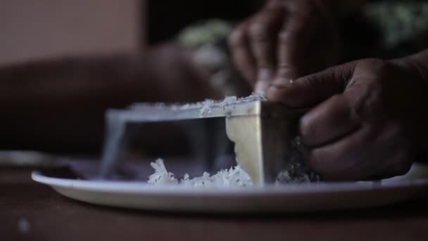 Primo Piano Delle Mani Delle Donne Indiane Che Grattugiano Cocco — Video Stock