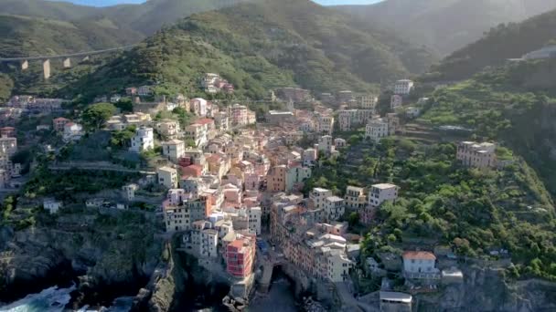 Riomaggiore Cinque Terreでの晴れた日イタリア地中海沿岸線 — ストック動画