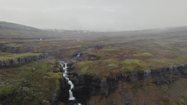 Воздушная Тележка Над Рекой Водопад Дороге Через Горные Степи Исландии — стоковое видео