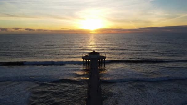 Sonnenuntergang Über Dem Manhattan Beach Pier Kalifornien Drohnenschuss Fliegt Über — Stockvideo