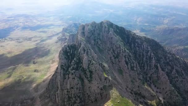 Cirkling Antenn Skott Till Vänster Avslöjar Stora Slätterna Nedanför Berget — Stockvideo