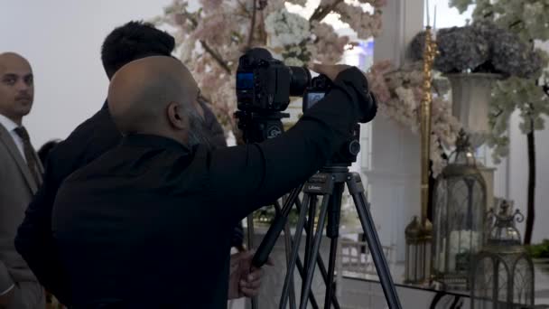 现场摄影师将他们的摄影镜头聚焦在三脚架上 锁住了 — 图库视频影像