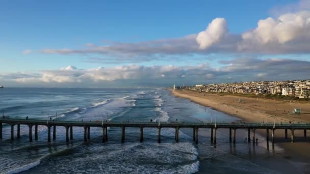 ドローンは 米国カリフォルニア州の海岸で砂のビーチを後方に飛んで撮影しました — ストック動画