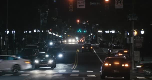 Spruce Street Tráfico Noche Filadelfia — Vídeo de stock