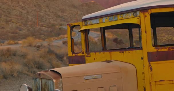 Машина Проезжает Мимо Старого Заброшенного Школьного Автобуса Сидящего Обочине Дороги — стоковое видео
