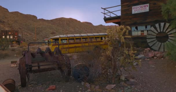 Viejo Autobús Escolar Maquinaria Sientan Abandonados Una Vieja Ciudad Fantasma — Vídeo de stock