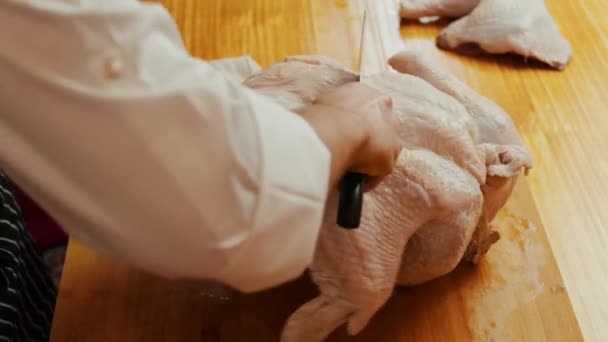 Chef Che Taglia Tacchino Tagliere Legno Preparare Cena Del Ringraziamento — Video Stock