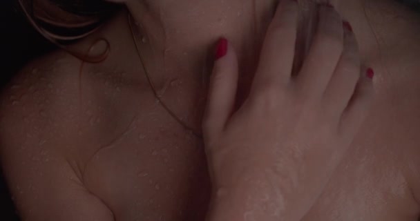 Duş Alan Bir Kız Nazikçe Cildini Kırmızı Tırnak Cilasıyla Okşuyor — Stok video