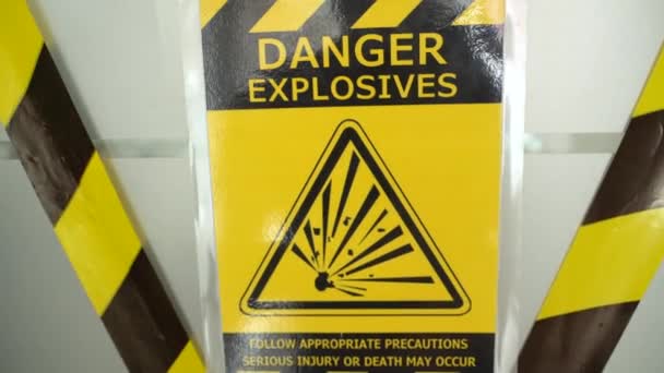 ドアに吊るされた黄色い予防リボンで危険危険爆発警報安全標識 — ストック動画