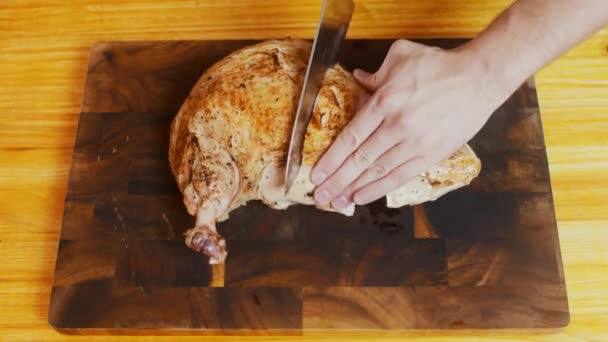 木の板に焼きたての七面鳥肉を切るシェフのトップビュー — ストック動画