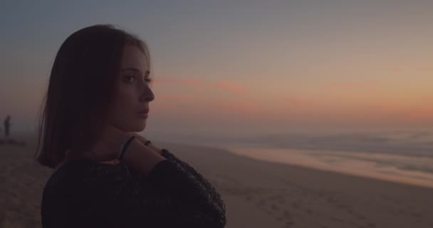 Eenzaam Meisje Dat Bij Zonsondergang Aan Het Strand Staat Sluit — Stockvideo