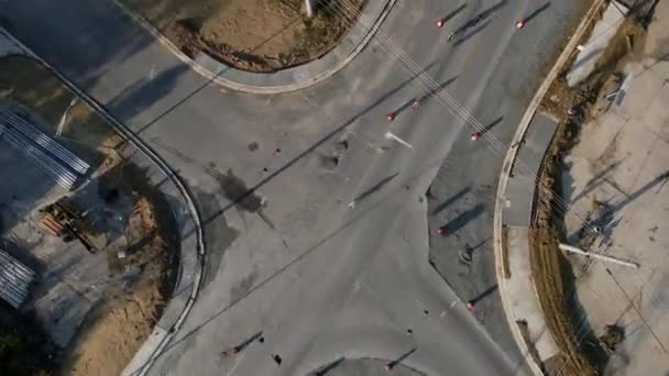 Drohnendrehung Von Fahrradfahrern Baustellenkreuzung — Stockvideo