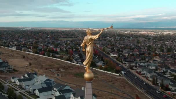 Orbito Aerial Alrededor Angel Moroni Atop Lds Mormon Oquirrh Mountain — Vídeos de Stock