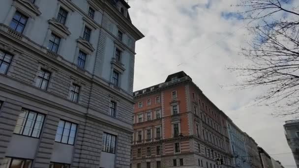 在奥地利维也纳的城市大街上漫步 俯瞰着白云天空下的建筑外景 低角度 — 图库视频影像