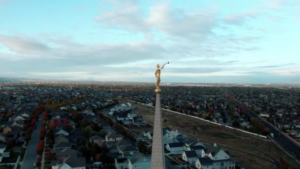 Increíble Aerial Pasando Cerrado Angel Moroni Atop Lds Mormon Oquirrh — Vídeo de stock
