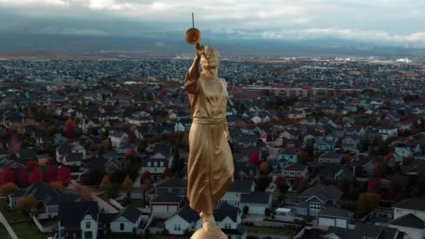 Aerial Cerrar Con Extremente Detalle Ángel Moroni Con Trumpet Atop — Vídeos de Stock