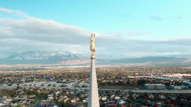 Orçamento Aerial Beautificado Com Cores Stunning Angel Moroni Statue Atop — Vídeo de Stock