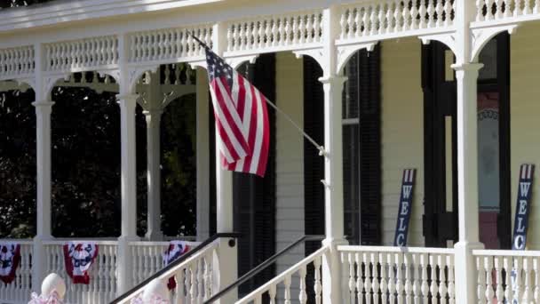 Amerikanische Flagge Weht Auf Veranda Des Klassischen Südlichen Plantagenhauses — Stockvideo