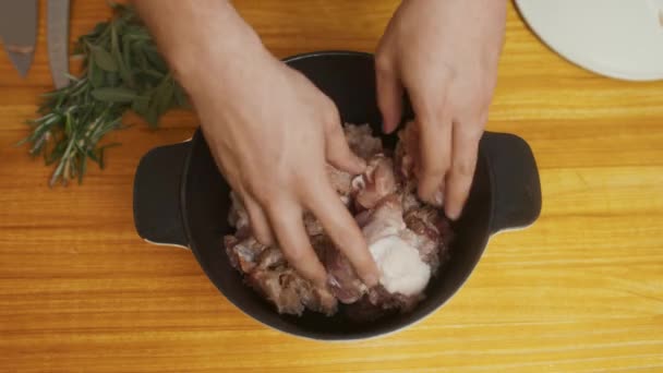 Koki Mengisi Panci Dengan Daging Kalkun Dan Bahan Sup Sayuran — Stok Video