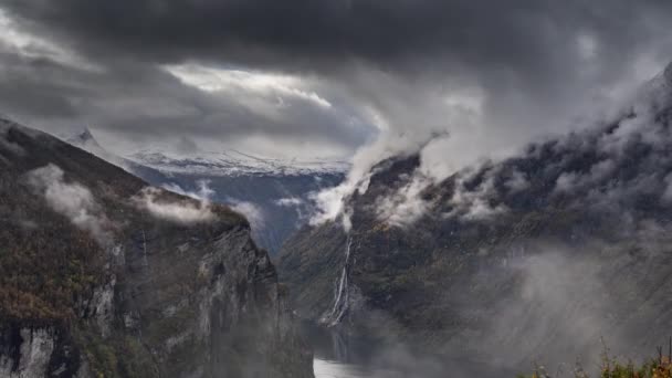 Kraftiga Mörka Moln Virvlar Över Geiranger Fjorden Sju Systrar Vattenfall — Stockvideo