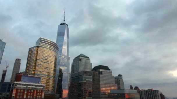 Luftaufnahme Rund Den Sonnenuntergang Beleuchtetes Hochhaus Manhattan Dramatischer Abend New — Stockvideo