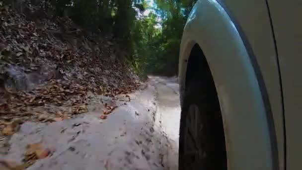 Pov Blick Hinter Das Vorderrad Eines Weißen Geländewagens Mit Allradantrieb — Stockvideo
