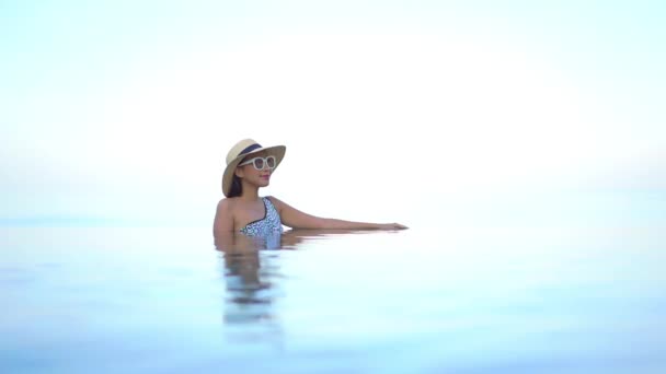 Sueño Como Paisaje Mujer Exótica Piscina Infinita Con Horizonte Infinito — Vídeo de stock