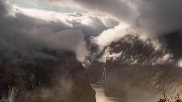 Kraftiga Regniga Moln Virvlar Över Geiranger Fjorden Sju Systrar Vattenfall — Stockvideo