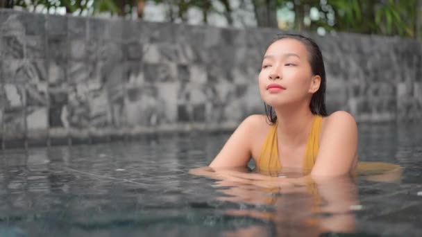 Мрійниця Азіатка Схиливши Підборіддя Край Басейну Озираючись Убік Посміхаючись Таїланд — стокове відео