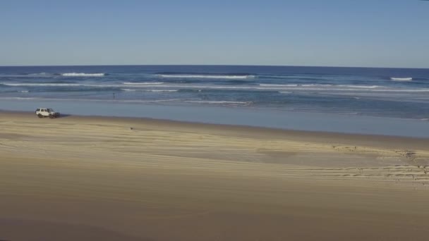 Schöne Kamerafahrt Eines Weißen Geländewagens Der Einem Einsamen Strand Queensland — Stockvideo