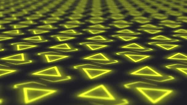 黄色の配色で暗い灰色の背景にタイルの回転三角形とジグザグ線と抽象的な幾何学的背景をアニメーション フィールドの浅い深さに — ストック動画
