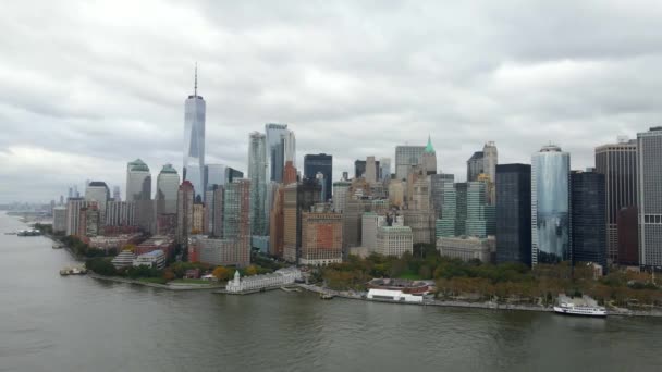 Flygfoto Över Vägg Höga Skyskrapor Manhattan Nyc Cirkling Drönarskott — Stockvideo