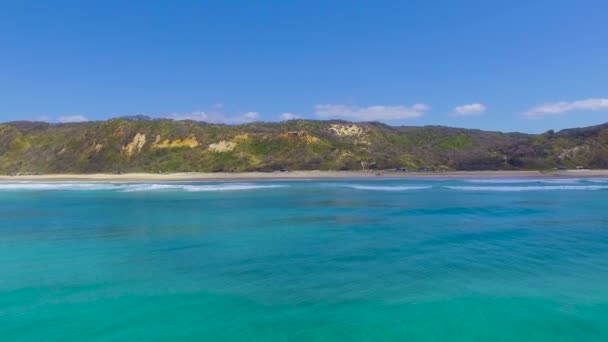 Vue Haut Sur Océan Bleu Vert Brillant Regardant Arrière Vers — Video