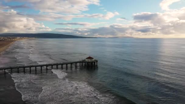 Drone Skott Omloppsbana Manhattan Beach Pier Och Stad Kalifornien Amerika — Stockvideo