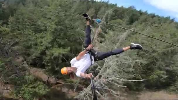 Vertikal Actionkamera Med Ung Man Hängande Upp Och Ner Zipline — Stockvideo