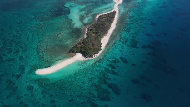 美丽而缓慢的无人驾驶飞机飞得很高 俯瞰着菲律宾的克里斯塔德加洛岛 周围有白色的沙滩 绿松石 蓝绿色的海水和珊瑚礁 沐浴在阳光下 — 图库视频影像