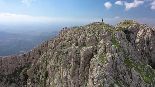 Drone Giovane Forma Bello Uomo Con Tatuaggi Barba Capelli Lunghi — Video Stock