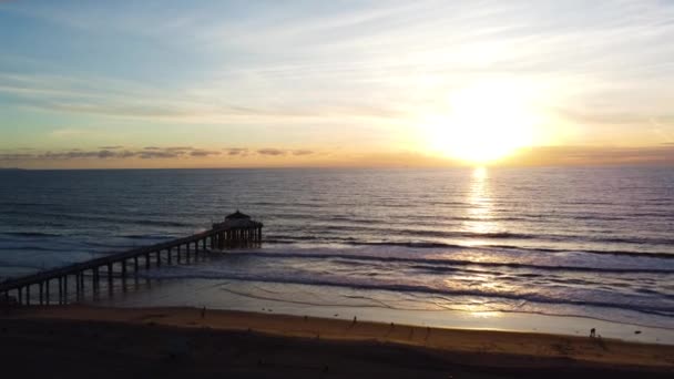 Luftaufnahme Die Bei Sonnenuntergang Über Einen Strand Der Westküste Amerikas — Stockvideo