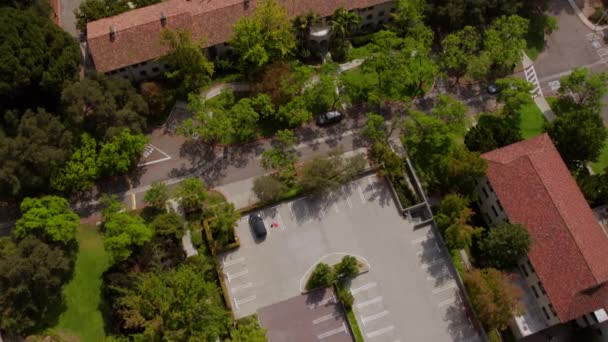 Luftaufnahme Eines Leeren Parkplatzes Mit Neigung Nach Oben Und Vorne — Stockvideo