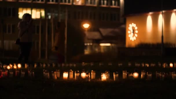 在阵亡将士纪念日 人们在林巴齐点燃蜡烛 — 图库视频影像