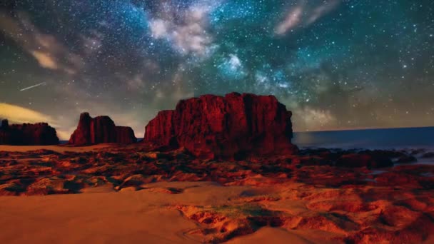 Starry Night Sky Rock Formationer Astro Kometer Vid Havskusten Astronomisk — Stockvideo