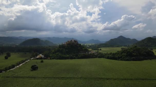 Leereszkedő Légi Felvétel Templom Távolról Egy Gyönyörű Táj Háttérben Simalai — Stock videók