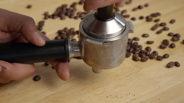 Мбаппе Использовал Инструмент Portafilter Приготовления Бобов Ground Coffee Close — стоковое видео