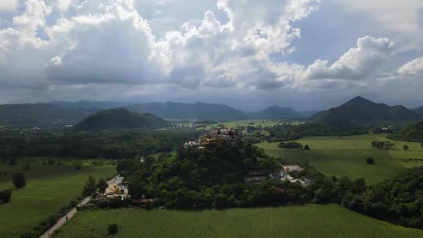 Muhteşem Manzarayı Ortaya Çıkarırken Tapınağın Daha Yakından Çekilmiş Görüntüleri Simalai — Stok video
