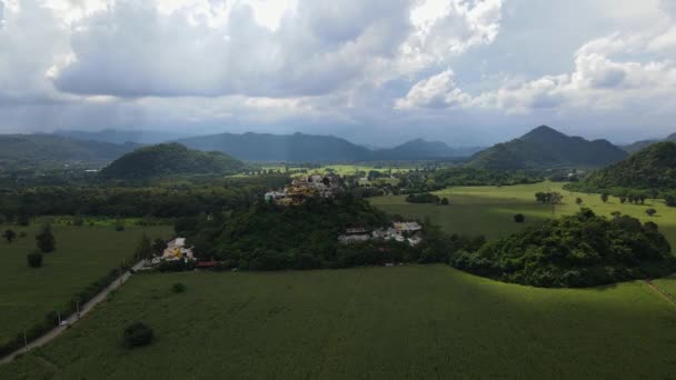 Eine Schwebende Luftaufnahme Dieser Wunderschönen Landschaft Während Sich Ein Weißes — Stockvideo