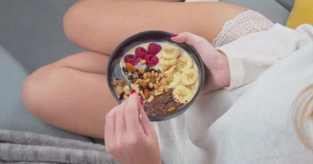 Video Zbliżeniem Sportowca Jedzącego Śniadanie Miskę Jogurtu Malin Bananów Orzechów — Wideo stockowe