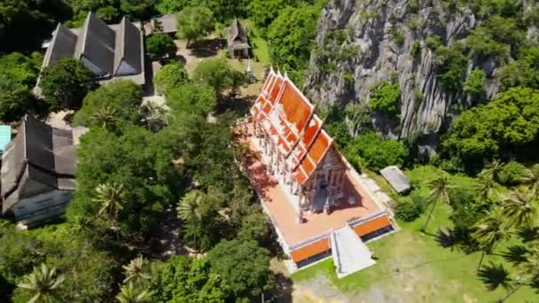 Tapınak Kompleksi Kireçtaşı Dağları Hindistan Cevizi Wat Khao Daeng Khao — Stok video