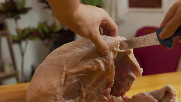 Corte Carne Pavo Con Cuchillo Cocina Tabla Cortar Madera Preparación — Vídeo de stock