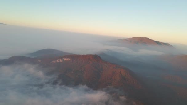 Avião Procurando Pista Pouso Alto Acima Montanhas Nuvens Crepúsculo Vista — Vídeo de Stock