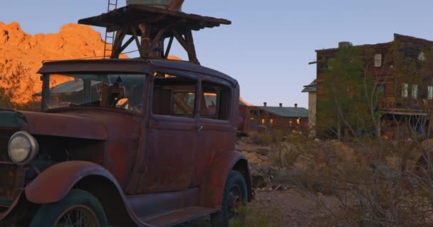 Een Oude Roestige Vrachtwagen Staat Een Woestijn Spookstad Tussen Oude — Stockvideo